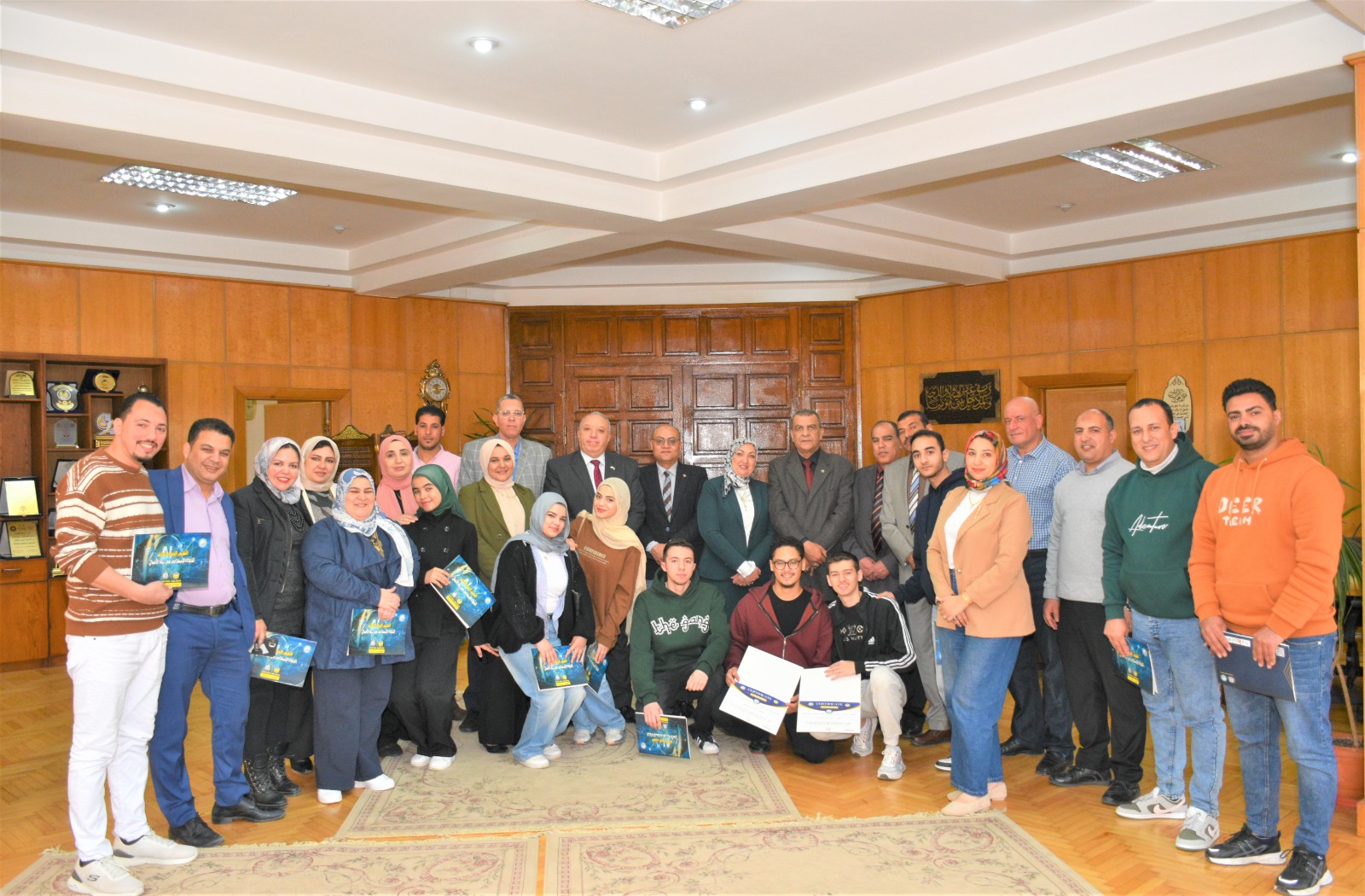 تقديرًا لجهودهم في نجاح المؤتمر الدولي العاشر.. عميد 